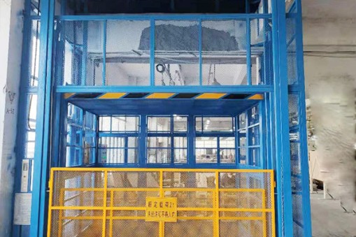 如何判斷升降機的液壓油是否到達標準油位？