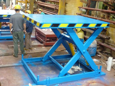 標(biāo)準(zhǔn)貨柜車(chē)升降平臺(tái)