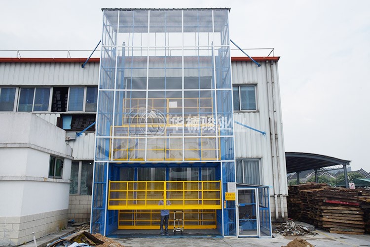 操作人員使用升降機(jī)符合操作規(guī)程嗎？