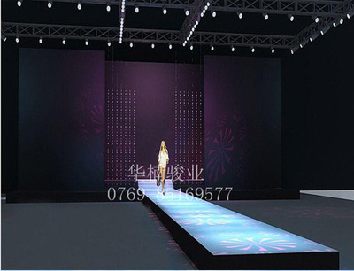 我們來看看升降舞臺是如何在水中大顯身手吧